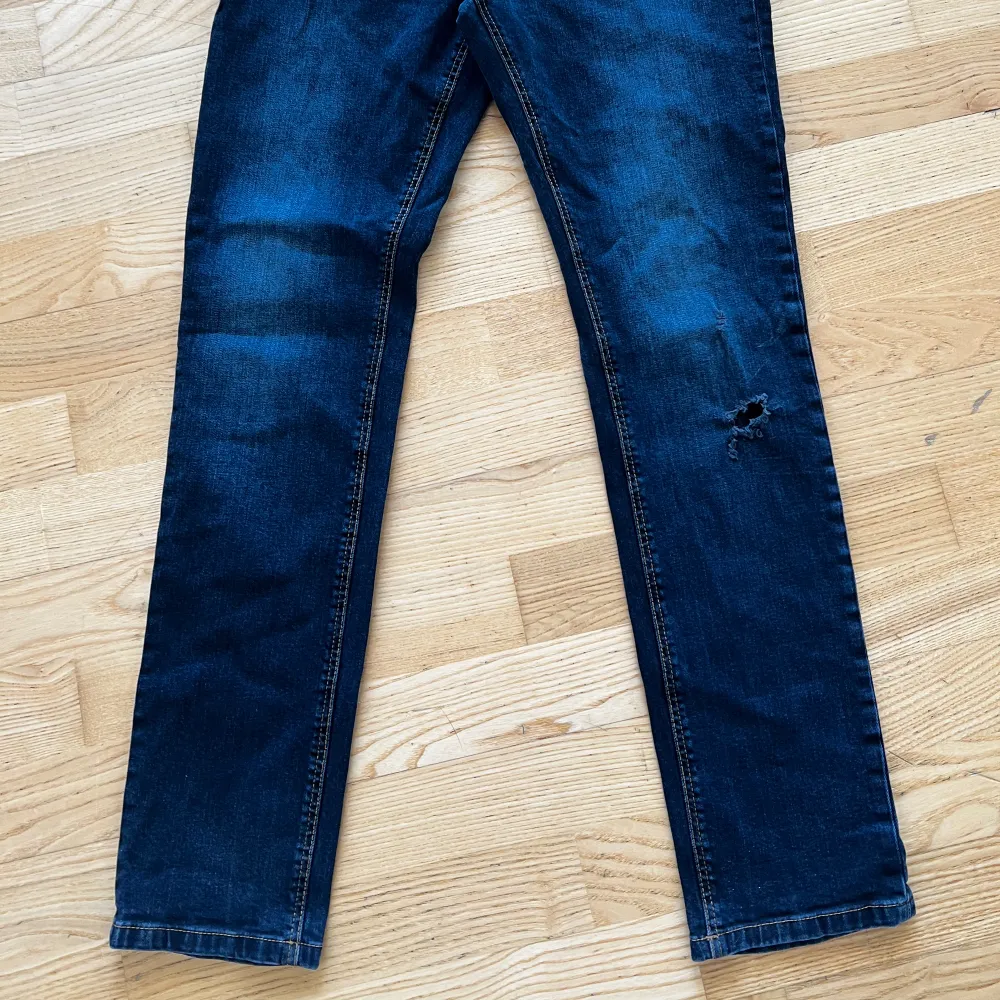 Jeans med revor , Hampton Republic, använda några ggr , som nya. Storlek W33 L 32 Slim fit. Jeans & Byxor.