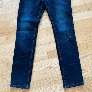 Jeans med revor , Hampton Republic, använda några ggr , som nya. Storlek W33 L 32 Slim fit