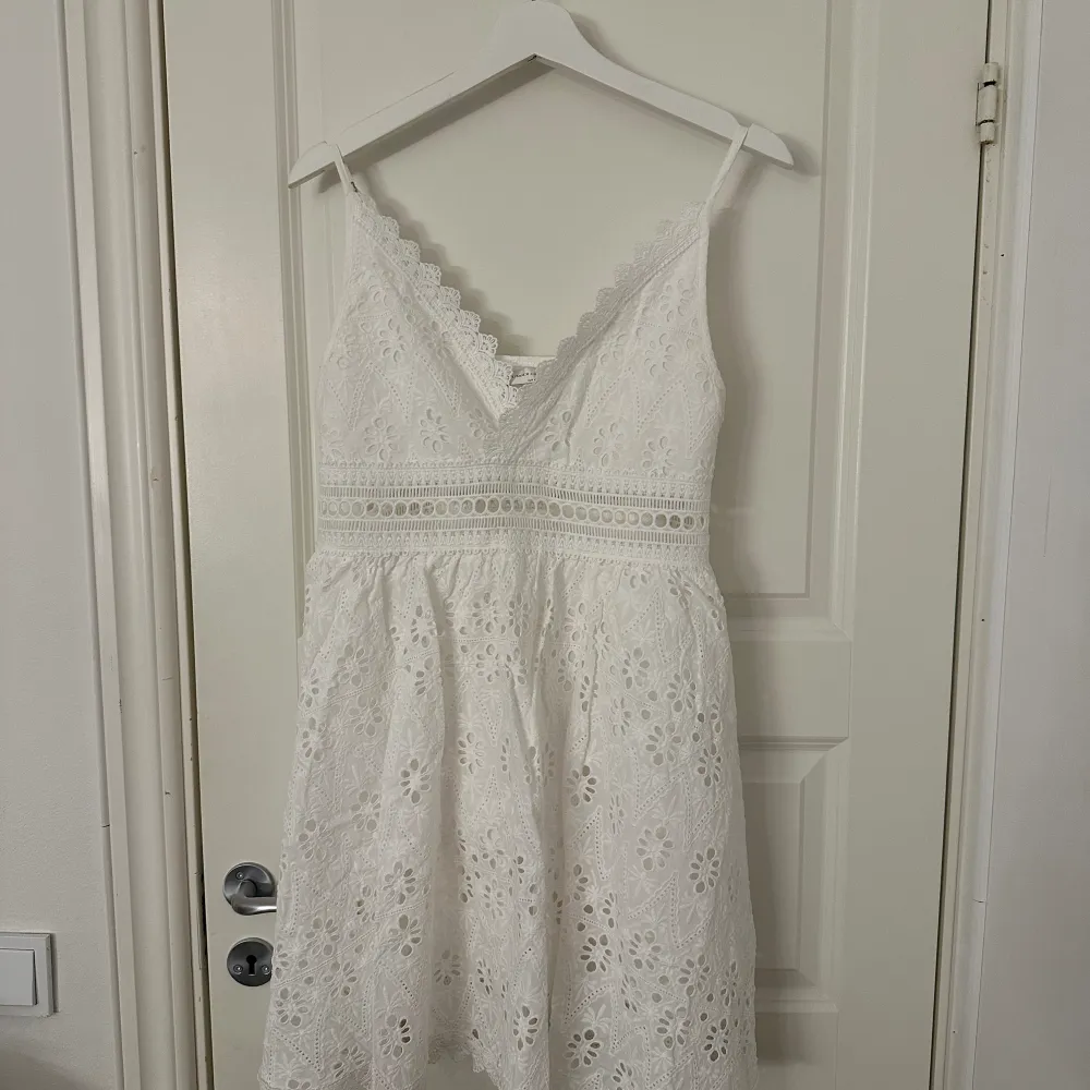 En fin vit klänning i spets från Lindex x By Malina   Xs men lite stor i strl . Klänningar.