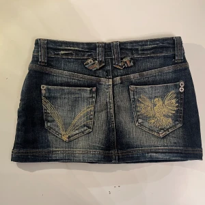 Jeanskjol  - Coolaste mini jeanskjolen😍👌Det står storlek 8 men skulle säga att det motsvarar ca xs/s (midjemåttet är 37 cm och den är 27 cm lång)