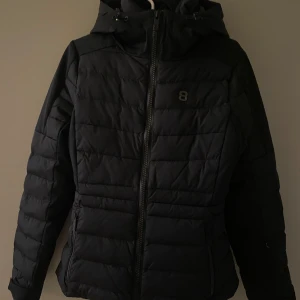 8848  - 8848 svart skidjacka använd fåtala gånger, max 5 gånger. Som ny. I storlek 36. Nypris 4.000 kr. 