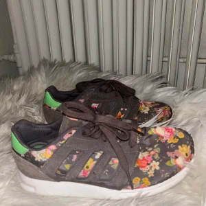 Adidas skor  - Summer edition adidas skor, perfekt till vår/sommaren. Både ute och inomhus skor. Super snygga och bekväma 
