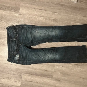 Lågmidjade diesel jeans  - Lågmidjade diesel jeans i blå