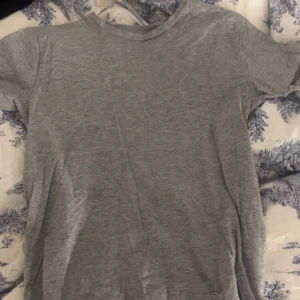 Grå Basic t-shirt från Lager 157 - En enkel grå t-shirt från lager 157. Har lagt upp tre annonser då jag säljer tre likadana. Har tillräckligt många som inte kommer till användning därav säjer jag dom. Alla är i storlek Xs