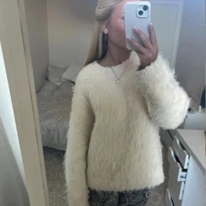 Stickad tröja  - Supermysig och söt stickad tröja från hm, bra skick💕 obs inte mina bilder skriv privat för mer bilder! 