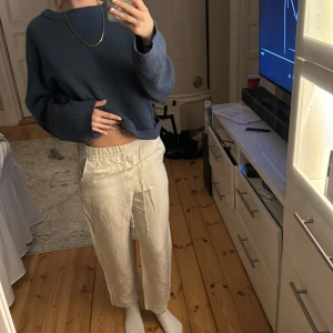 Beigea linnebyxor HM  - Säljer mina beiga linnebyxor från HM, säljes på grund av att de för små och korta för mig som är 158cm 