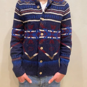 Kofta H&M - Kofta H&M Modell: 184cm & väger 84kg Skick: allmänt använd, nopprig  Färg: flerfärgad  Material: polyamid, ull