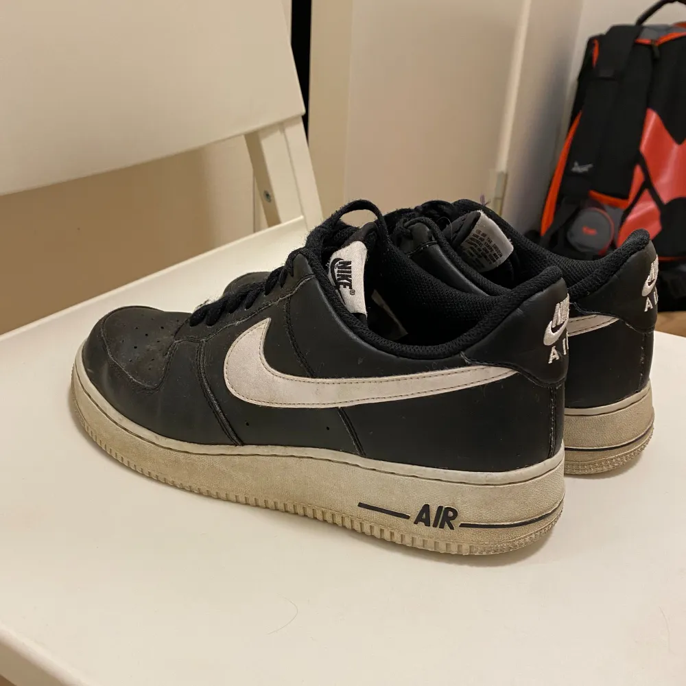 Säljer ett par svart&vita Nike air force one i skicket 7/10. På bilden är de inte tvättade dock. Stoleken är 42,5 men skulle säga att de passar stolek 43 också!. Skor.