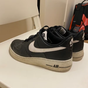 Vit/svarta Air force one - Säljer ett par svart&vita Nike air force one i skicket 7/10. På bilden är de inte tvättade dock. Stoleken är 42,5 men skulle säga att de passar stolek 43 också!
