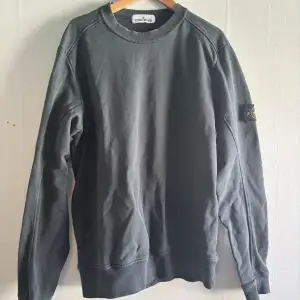 Säljer nu denna sweatshirt från  Stone Island, färgen är en blandning mellan grönt och grått och är sjukt fin till våren & sommaren, cond 8/10. Badgen tillkommer.  Hör av dig vid intresse och för fler bilder🌟