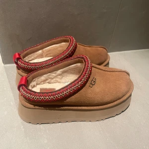 Ugg W Tazz - Säljer dessa låga slip-in skor med hög sula från Ugg. Endast provade inomhus. Säljes då jag hade svårt att matcha till mina kläder.