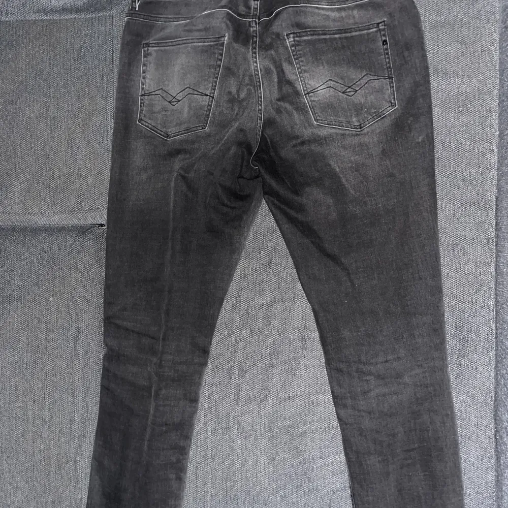 Replay jeans i storlek 34/34. Modellen heter sandot och är lite lösare än anbass men sitter precis som anbass gör om du har lite längre och köttigare ben. Jeans & Byxor.