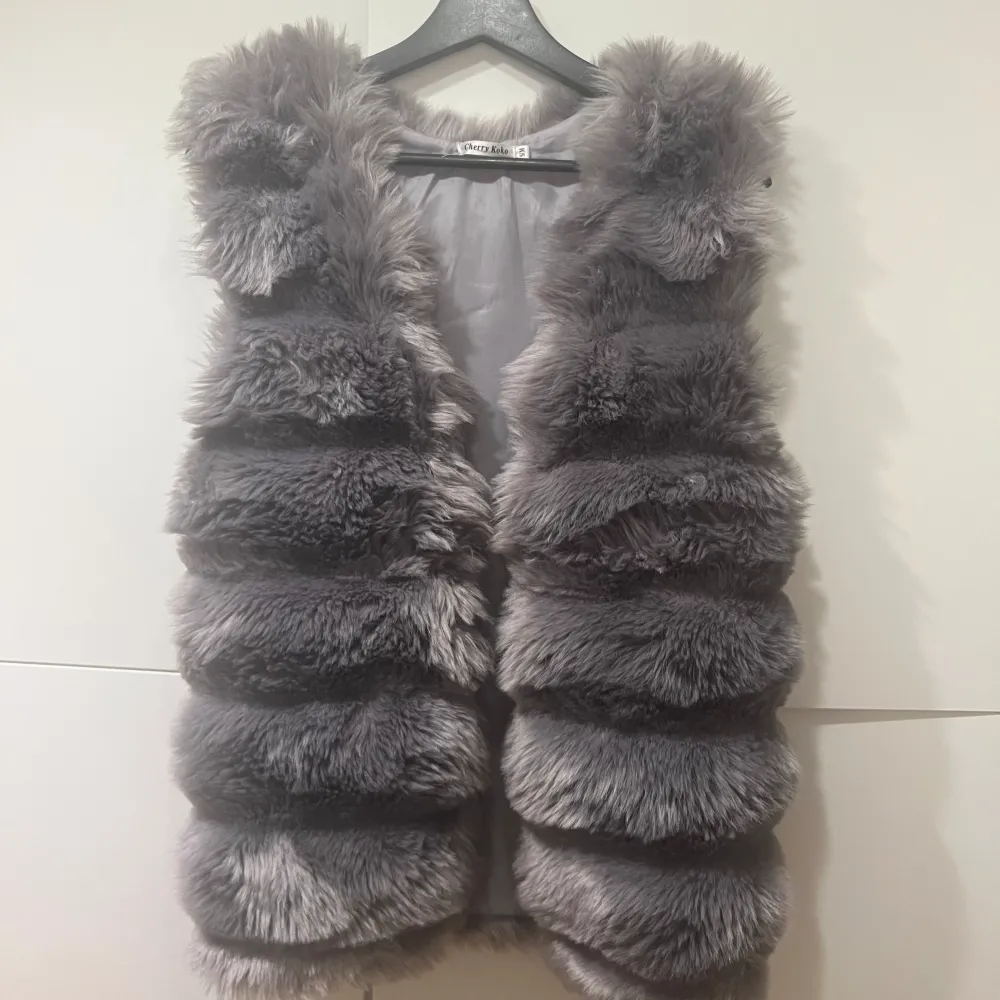 Grå päls väst i storlek S/M. Fint skick då den är knappt använd. Faux fur.. Jackor.