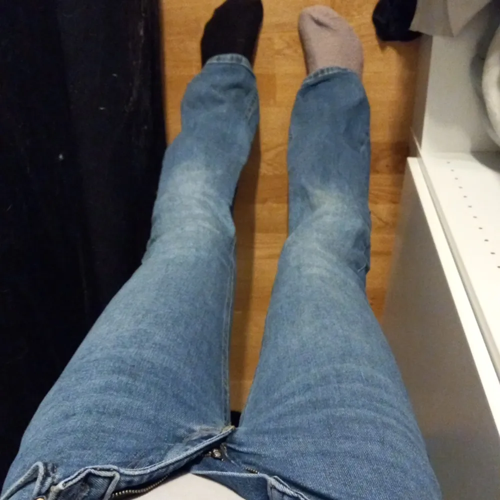 Blåa jeans dom går ner där nere jätte fin tyvärr e dom lite för små för mig.. Jeans & Byxor.