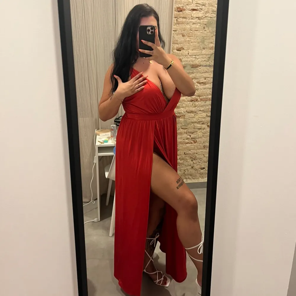 Röd klänning storlek XL, köpt på Nelly.com. Klänningar.