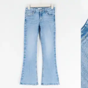Jätte fina jeans från Gina Young! Dock slitningar på baksidan, syns knappast när man har på sig de! Köptes för 350kr och säljer för 100kr! Strl 158 men sitter som en Xs! Tveka inte vid frågor!💘😇Ljus blåa men syns it bra i de ljuset 🤗