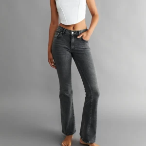 Gråa jeans🩶 - Så fina gråa lågmidjade jeans från Gina Tricot, Slutsålda🥰 Aldrig använda, Nypris 500kr🥰 Säljer pga fel storlek🩶