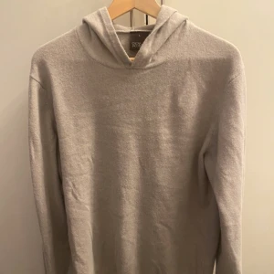 Kashmir&ull hoodie  - Säljer nu denna riktigt feta Kashmir&ull hoodie från Oscar Jacobson då jag knappt använder den längre. Nypris 1499 kr. Hoodien är knappt använd och i strl L men kan passa M. Hör av er vid frågor! 