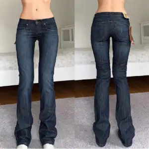 skit snygga low waist jeans, helt utan defekter o köpta här på plick. Bilderna är från tjejen jag köpte de av, har ej fler bilder innerbenslängd: 84 midja: 74