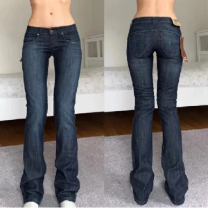 low waistjeans - skit snygga low waist jeans, helt utan defekter o köpta här på plick. Bilderna är från tjejen jag köpte de av, har ej fler bilder innerbenslängd: 84 midja: 74