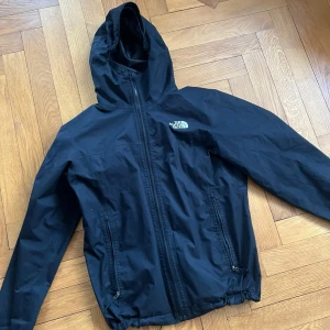 Svart north face jacka - North Face jacka,använd rätt mycket men fortfarande i bra skick! Byt ut dragkedjan dock