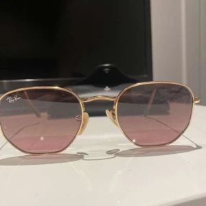 Rayban solglasögon - Stilrena solglasögon köpta på synsam 2023, allt og finns så som kvitto, fodral och torkduk. Bra alternativ till Rayban boyfriend som just nu är heta på marknaden!🔥