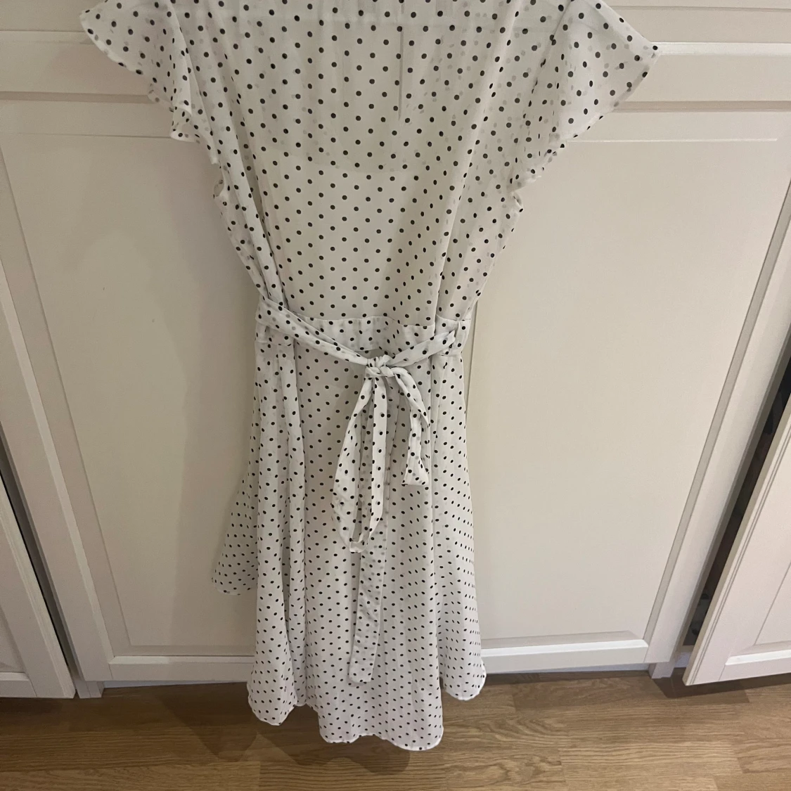 Vitprickig klänning - 1