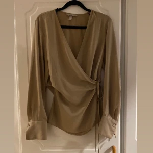 Beige Blus - Beige blus jättefin inför vår🪄🤍✨Har använt max 2 gånger 