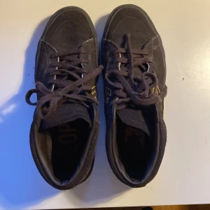 svartbruna converse - Hej, säljer dom här conversen i en svartbrun färg. Ganska använda men ändå rena. 