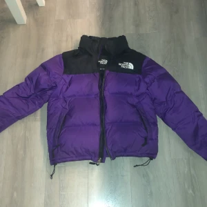 Lila north face  - Inga skador typ som ny och finns en luva i kragen som går att veckla ut pris kan diskuteras