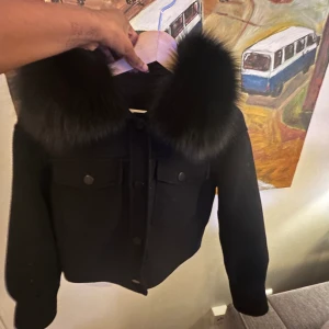 KASHMIR JACKA - Säljer min nästan nya Kashmir jacka, med äkta päls krage! Nypris 3000kr. Nästan helt ny utan några defekter. Hör av dig för fler bilder!💕💕