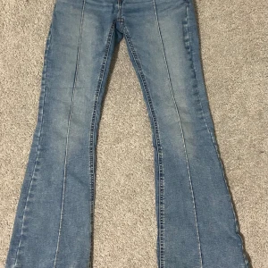 Bootcut jeans - Säljer dessa super snygga lågmidjade bootcut jeansen då de tyvärr har blivit lite korta💕