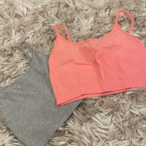 Toppar - Säljer dessa två tillsammans båda är i xs 