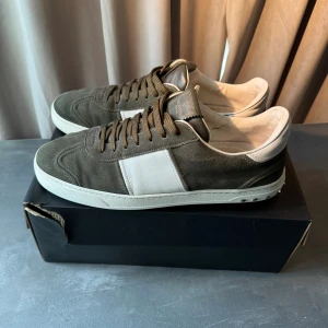 Valetino - Tja säljer dessa ass feta flycrewsen storlek 45. Nypris 7099