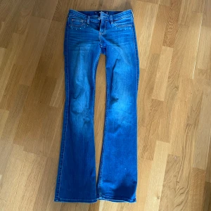 LOW WAIST JEANS  - Low waist jeans (bootcut) från HOLLISTER. Helt slutsålda i storlek 25/33. I toppenskick. 
