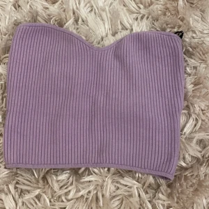 Topp - Säljer denna topp eftersom den är lite för stor för mig fin att ha till en svart kjol en varm sommar dag 