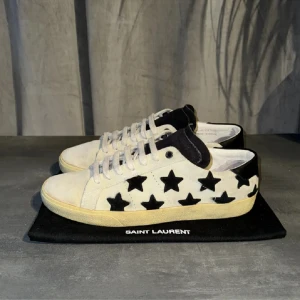 Saint Laurent  - Hej säljer dessa ass feta skor 