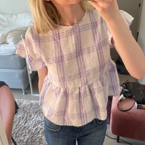 Somrig tröja - Säljer en jättefin somrig tröja som är från Asos i storlek 36, endast använd 1-2 gånger💕💕