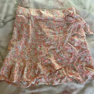 Säljer denna blommiga kjolen från Kappahl. Den är lite skrynklig men annars i bra skick och har inte kommit till användning.  Säljer även ett matchande linne🙌🏻