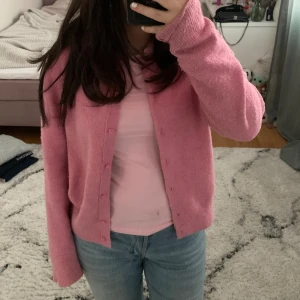 Rosa stickad kofta  - Jag säljer min rosa stickad kofta i storlek M.