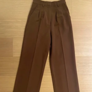 Bruna kostymbyxor  - Bruna höga kostymbyxor🫶🏻köpte för jag skulle ha till en föreställning i skolan, så väldigt fint skick