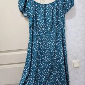 Klänning - Klänning, off-shoulder, går att använda som vanligt också. Aldrig använd. 