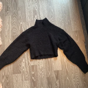 Stickad tröja - Superskön stickad tröja💥 Det är en svart stickad tröja som är lätt att styla. Det är i bra kvalitet för har inte fått det till andvändning. 