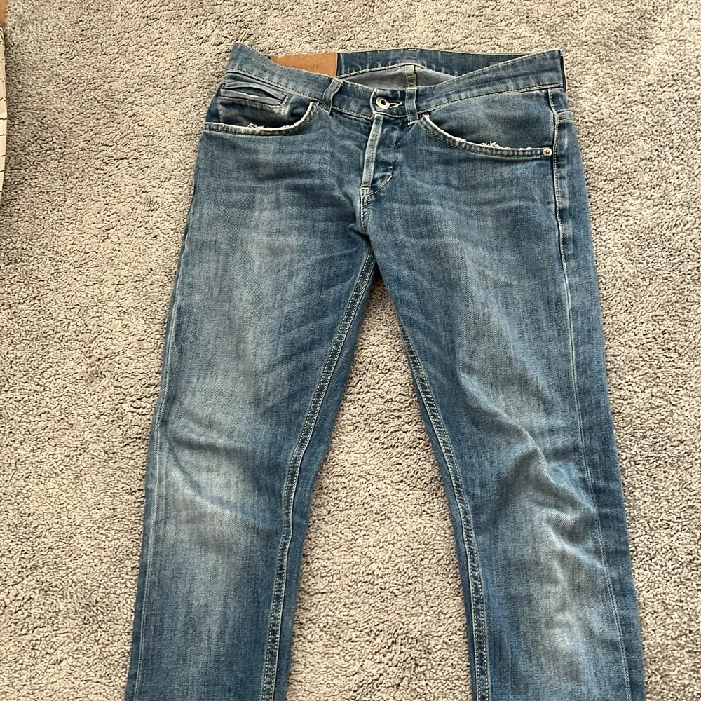 Tjena säljer ett par riktigt feta dond up jeans modellen heter George skicket på jeansen är 9/10 nypris är 2899 kr hör av er för fler frågor/bilder👍🏻. Jeans & Byxor.