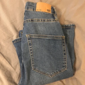 Jeans  - 2 par skit snygga högmidjade boutcut jeans från lager 157, ett par ljusblå o ett par mörkblå. Köpta för ca 300-400 kr säljer för 150kr styck