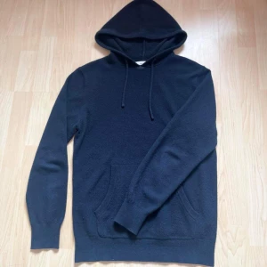 Kashmir hoodie - khasmir hoodie från zara i färg mörkblå i storlek S. säljer på grund av den inte passar mig den är väldigt Likt den populära Kashmir hoodien från soft goat och är väldigt bekväm och snygg. Den är i ett bra skick 7/10. Pris 1199