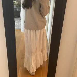 En vit fin lång kjol! Säljer för att den aldrig kommit till användning❤️