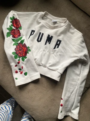Tröja Puma  - Sweatshirt med utsvängda ärmar från Puma. Har en pytteliten prick på magen och är lite gulnad vid armhålan. Inte behandlad 