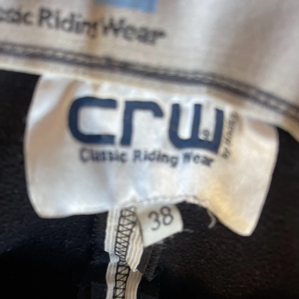 Helskodda CRW ridbyxor i fint skick (knappt använda ) stövelvänliga med tunnare tyg över vader . Jeans & Byxor.