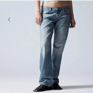 Jätte fina lågmidjade jeans från weekday, deras Arrow low jeans. Säljer dem då dem blivit för små:( Pris kan diskuteras!
